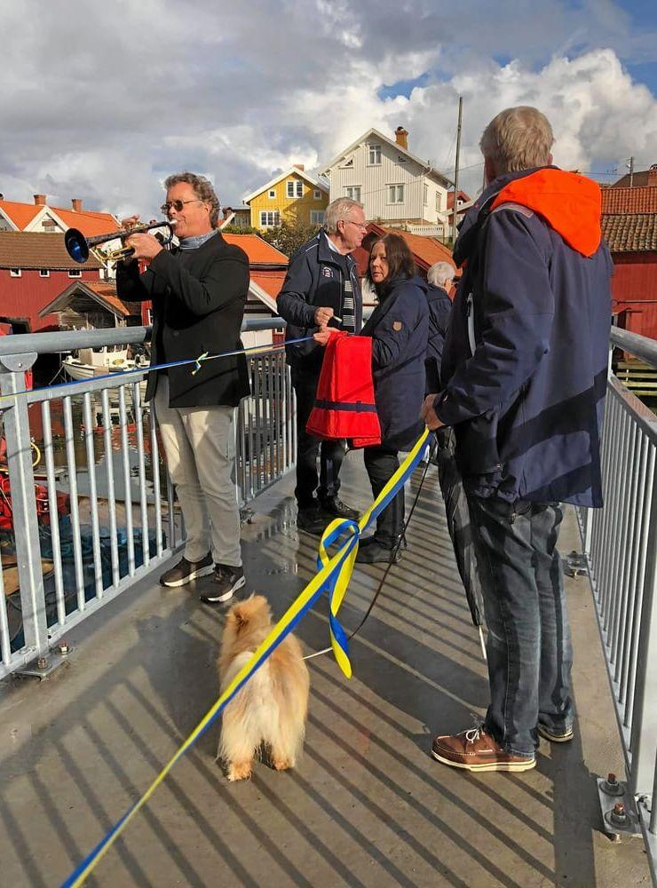 Musikern Göran Rudbo spelade en trumpetfanfar då invigningen skedde. Foto privat