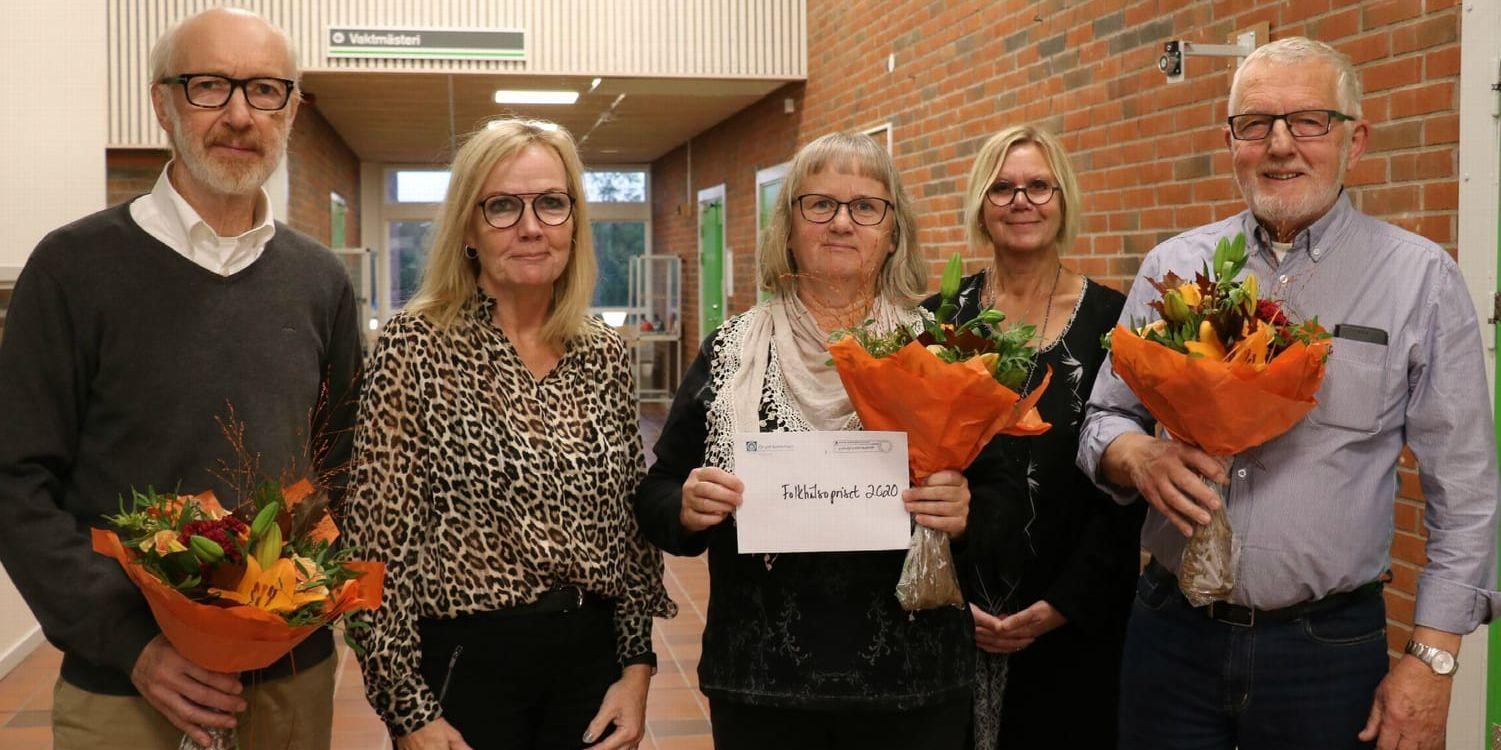 Folkhälsopristagare 2020, Nils-Erik Borgström ordförande för Flatö kyrkas vänner, kommunalråd Catharina Bråkenhielm (S), Lena Kjellman ordförande för Föreningen Flatön, kommunens folkhälsostrateg Anna Sandberg och Knut Torbentsson, ordförande i Malö-Flatö Hembygdsförening vid utdelningsceremonin i veckan. Foto Erika Olofsson