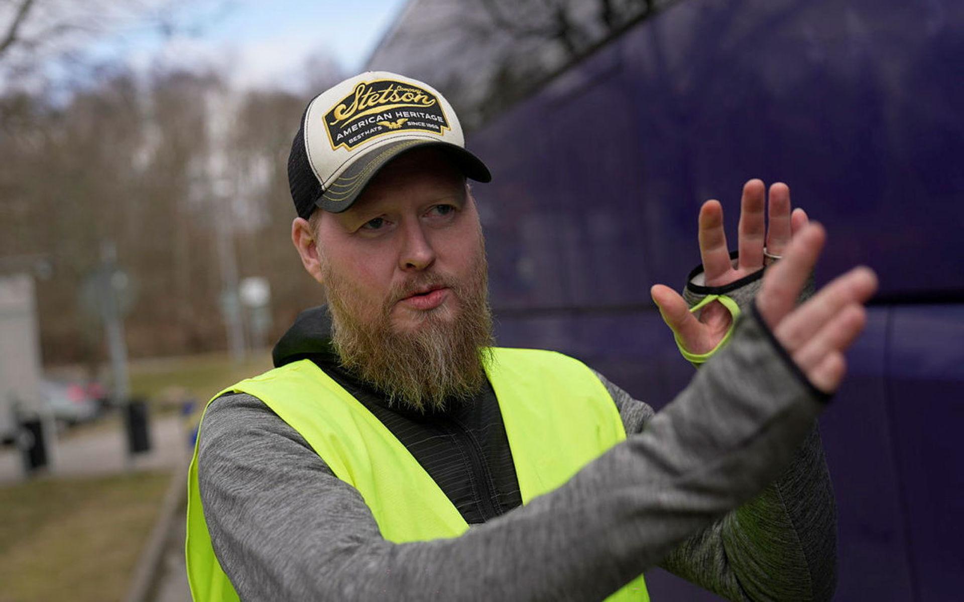 Jimmy Hemmingsson kommer skänka de pengar som fortfarande tickar in på Swishkontot till organisationer som hjälper folk att komma ut ur Ukraina.