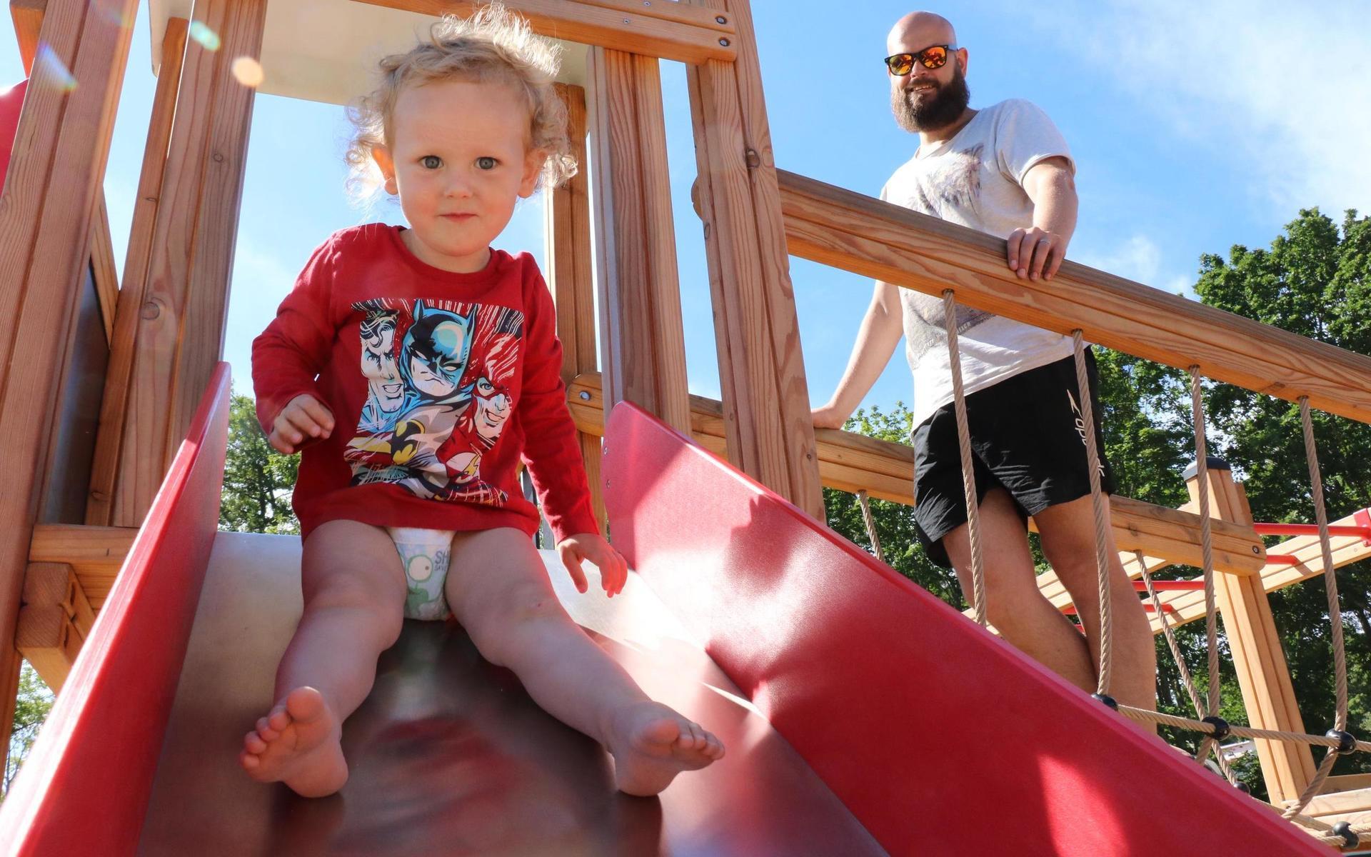 Harry Holmros-Odén med pappa Daniel, är flitiga besökare vid lekplatsen i Svanesund.