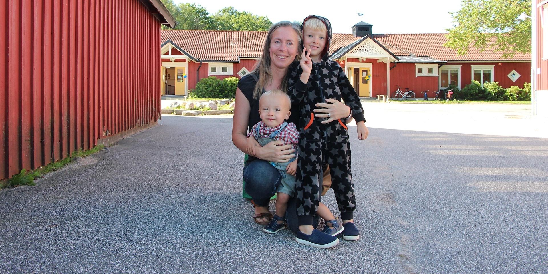 Mamma Linn Sondell med barnen Alfred och Ture, som alla nyligen flyttar till Tjörn och valt Montessoriskolan.