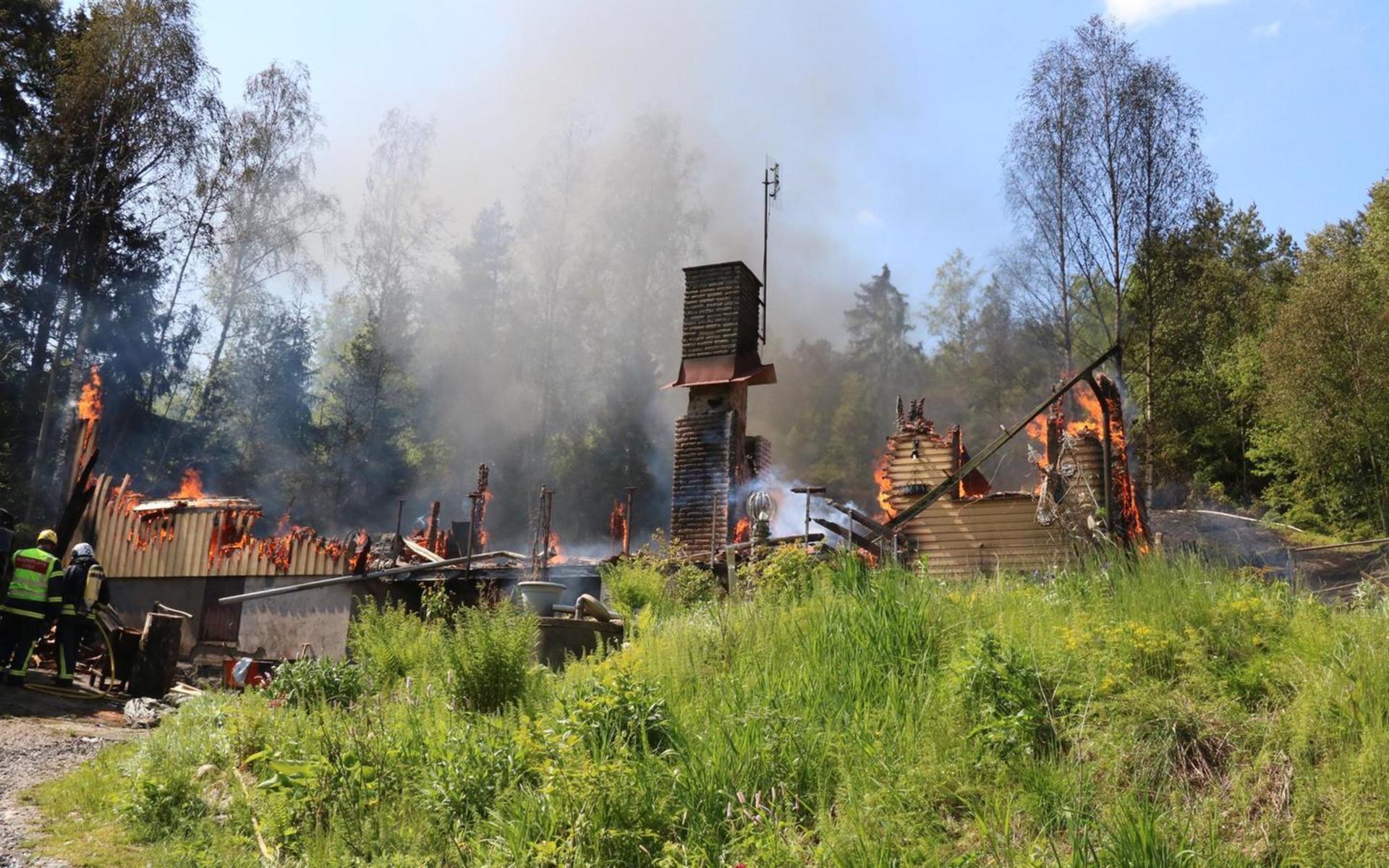 En villa brann den 2 juni ned till grunden i Krogane-Hogen, öster om Henån på Orust. Ingen person skadades i branden.