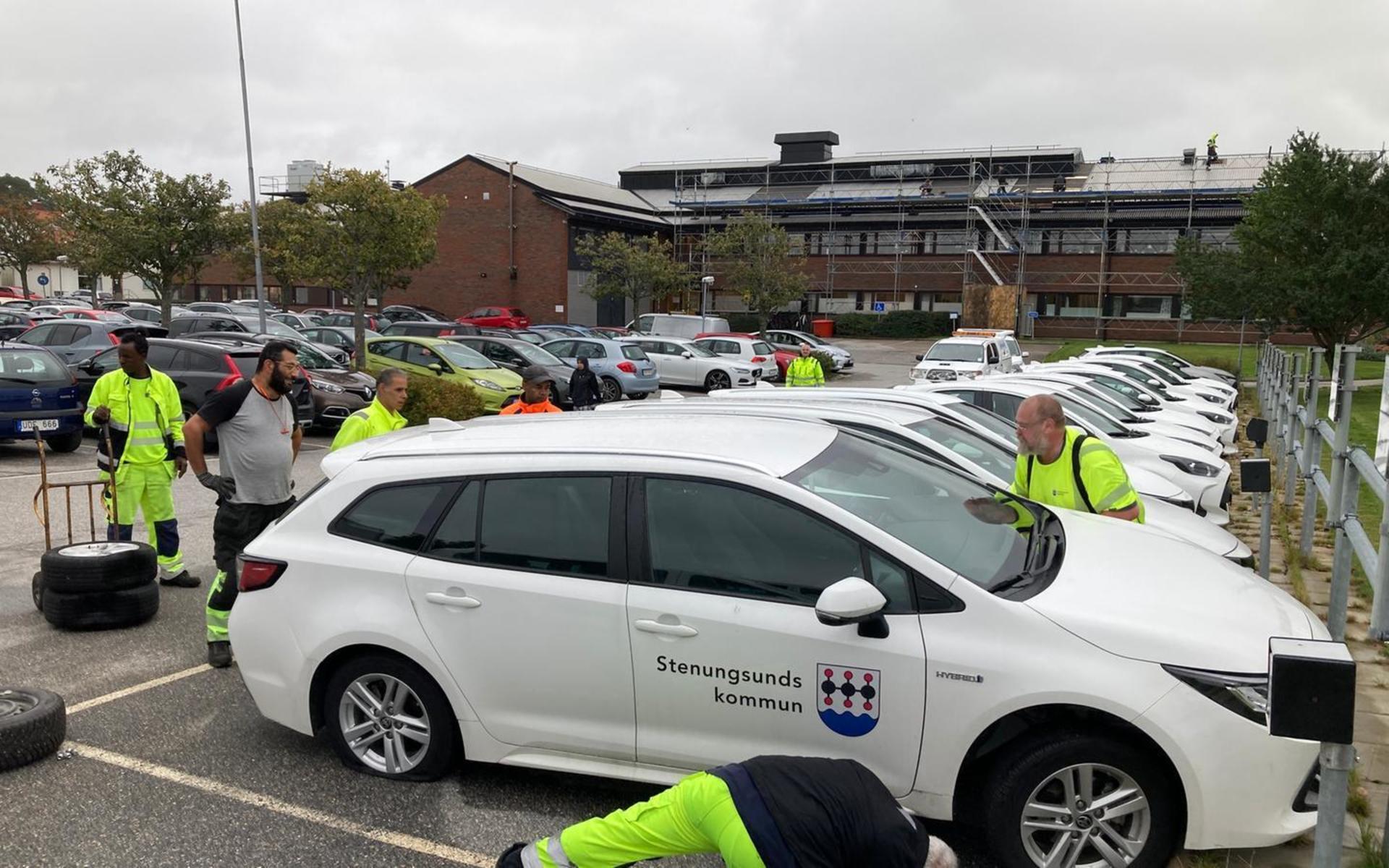 13 av Stenungsunds kommuns bilar fick däcken sönderskurna under natten mot den 22 september. ”Detta är ett oacceptabelt och oroväckande angrepp mot vår verksamhet”, säger Marcus Starcke, sektorchef för stödfunktioner.