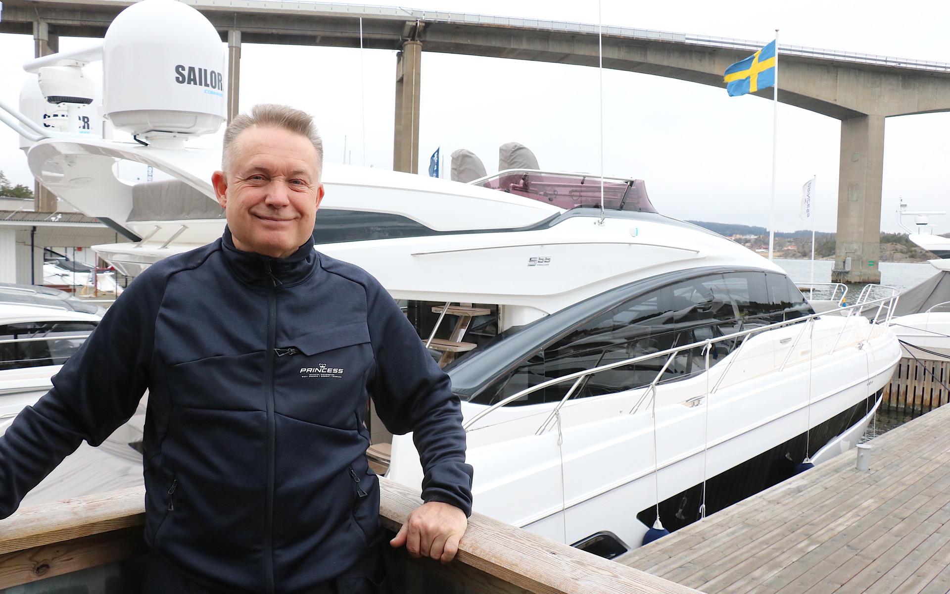 Benny Martinsson utanför kontoret på Vindön, från kontorsfönstret ser han hamnen och alla Princessbtarna i vattnet. 