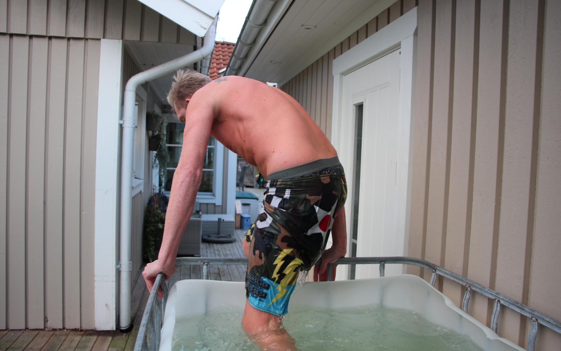 Här kliver Patrick Nilsson ner i sitt kalla bad.