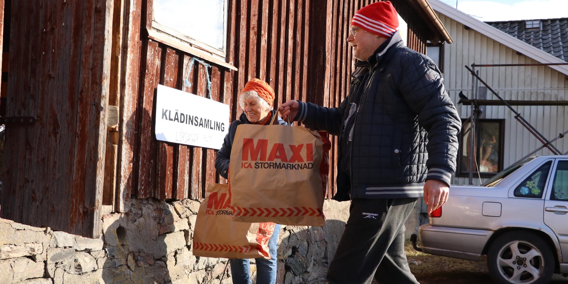 Peter Larsson har rensat ur förråd på kläder.