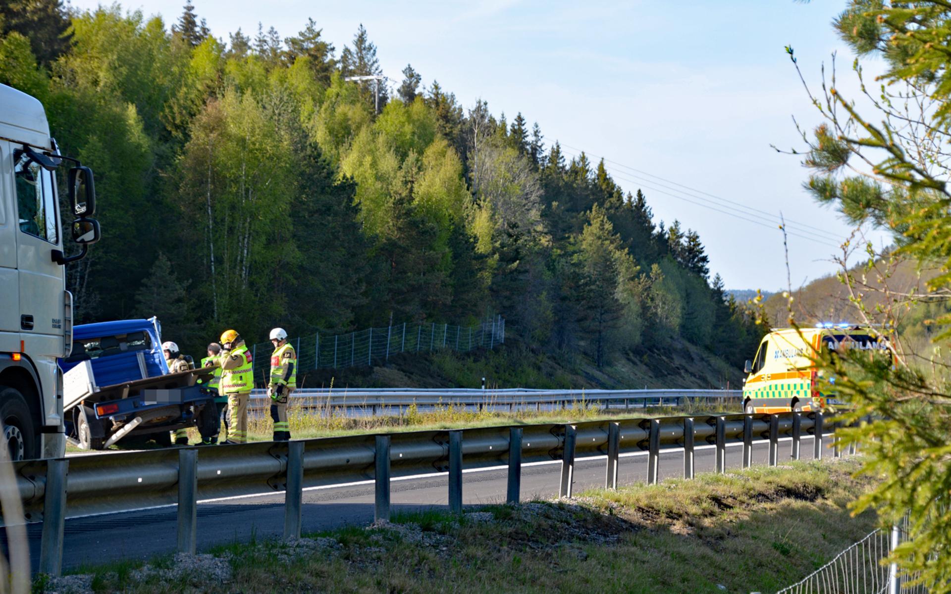 Mitt i rusningstrafiken på måndagskvällen krockade en personbil och lastbil på E6:an strax söder om Ljungskile. 