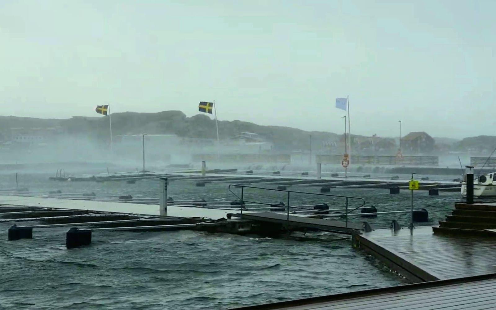 Stormen Louis intog Kajen i Skärhamn.