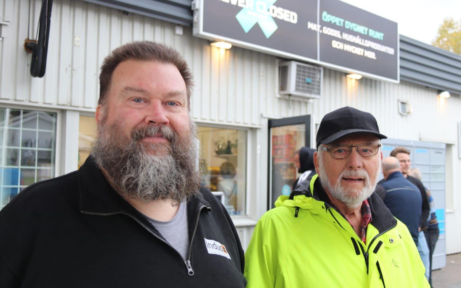 Michael Larsson och Jan Osvaldsson bor i närheten av den nyöppnade butiken i Ucklum.