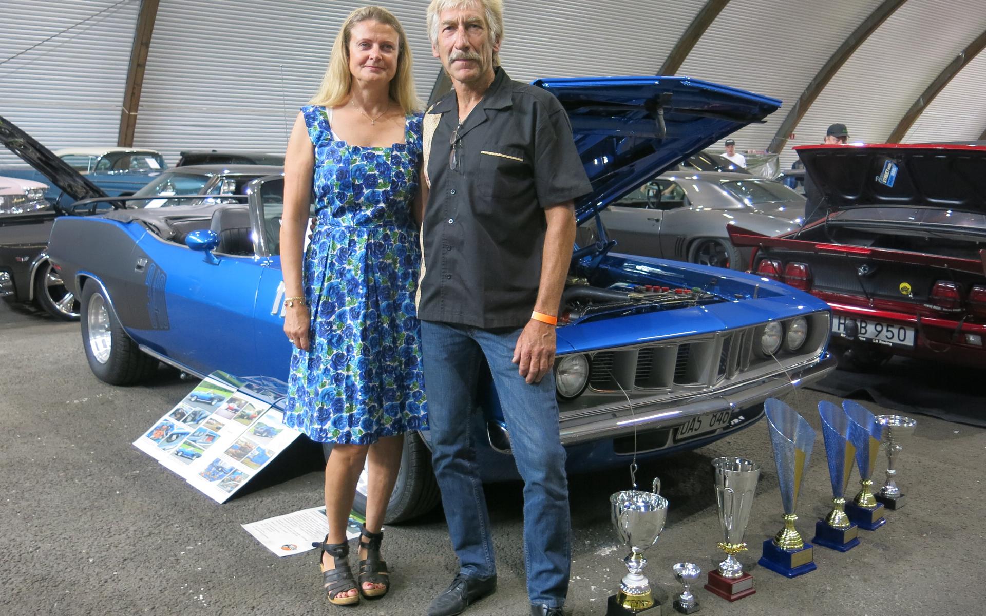 Gunnar och Elisabeth Eriksson framför sin Plymouth Barracuda -71.